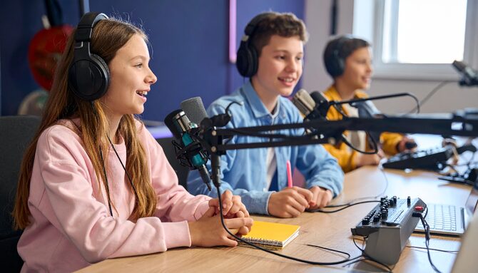 Firefly génère une image d'élèves de 11 ans en train de parler à des micros dans un studio radio 739.jpg