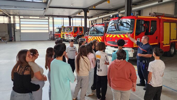 Les élèves de 3ème découvrent le centre de secours de Millau.