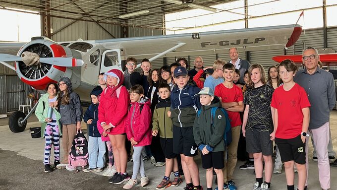 Les élèves de 5ème en visite à l'aérodrome du Larzac.