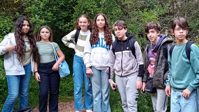 Les élèves devant l'entrée de l'abîme de St-Ferréol.